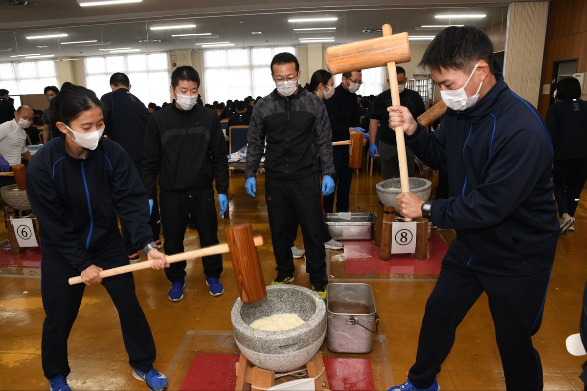 JASDF_Nara's tweet photo. 若い学生の中には、初めて餅をついた学生もおり、日本の伝統行事を理解する良い機会となりました。

#航空自衛隊 #幹部候補生学校 https://t.co/cdw4XNj3XM