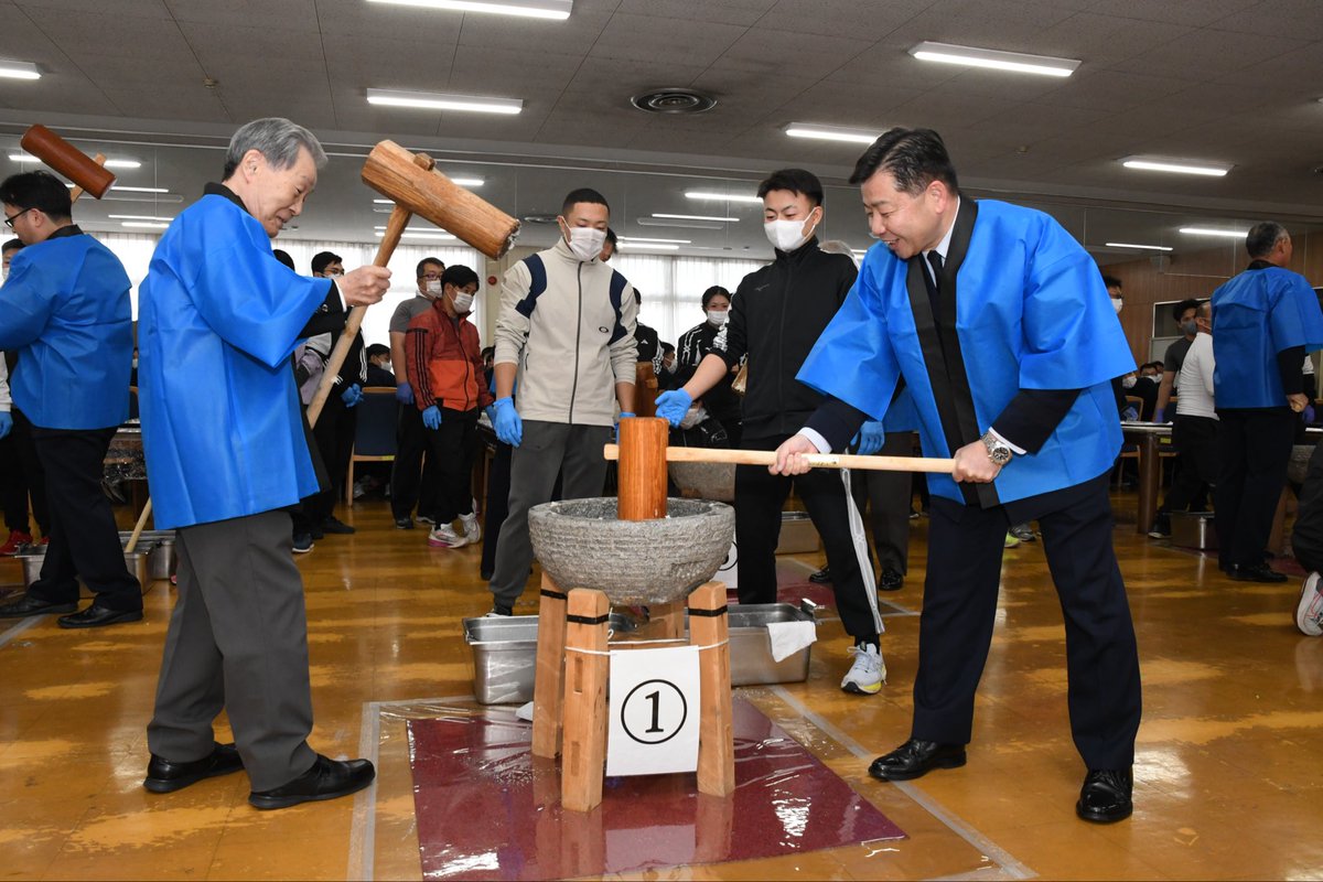 JASDF_Nara's tweet photo. 若い学生の中には、初めて餅をついた学生もおり、日本の伝統行事を理解する良い機会となりました。

#航空自衛隊 #幹部候補生学校 https://t.co/cdw4XNj3XM