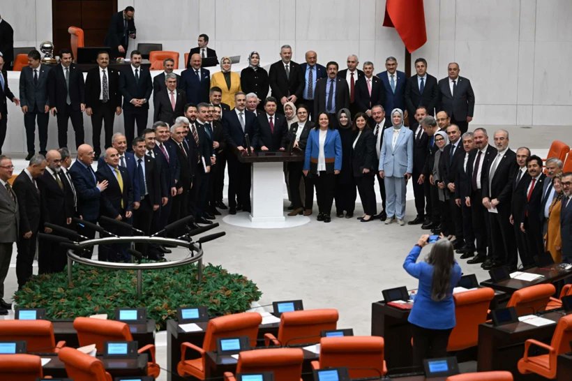 Kemal Kılıçdaroğlu kontenjanından CHP Trabzon milletvekili seçilen Sibel Suiçmez, mecliste akpli Özlem Zengin’in “utanmıyoruz” dediği gün AKP milletvekilleri ile kahkaha atarak selfie çekindi.

Trabzon’u temsil edenlerin bu tutumunu not edelim.