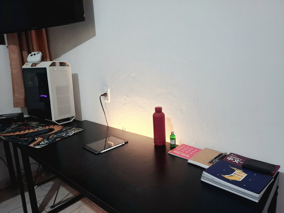 Musmurinha's tweet photo. Minha luz n parava de piscar ent no tedio fiquei o dia todo arrumando meu quarto e os cabos e assim que ficou meu setup e meu cantinho de estudo, ainda quero colocar uma caixa de som decente e um Led atrás da mesa. ( o segundo monitor queimou nessa da luz piscar 😀) https://t.co/MwZaozcdua