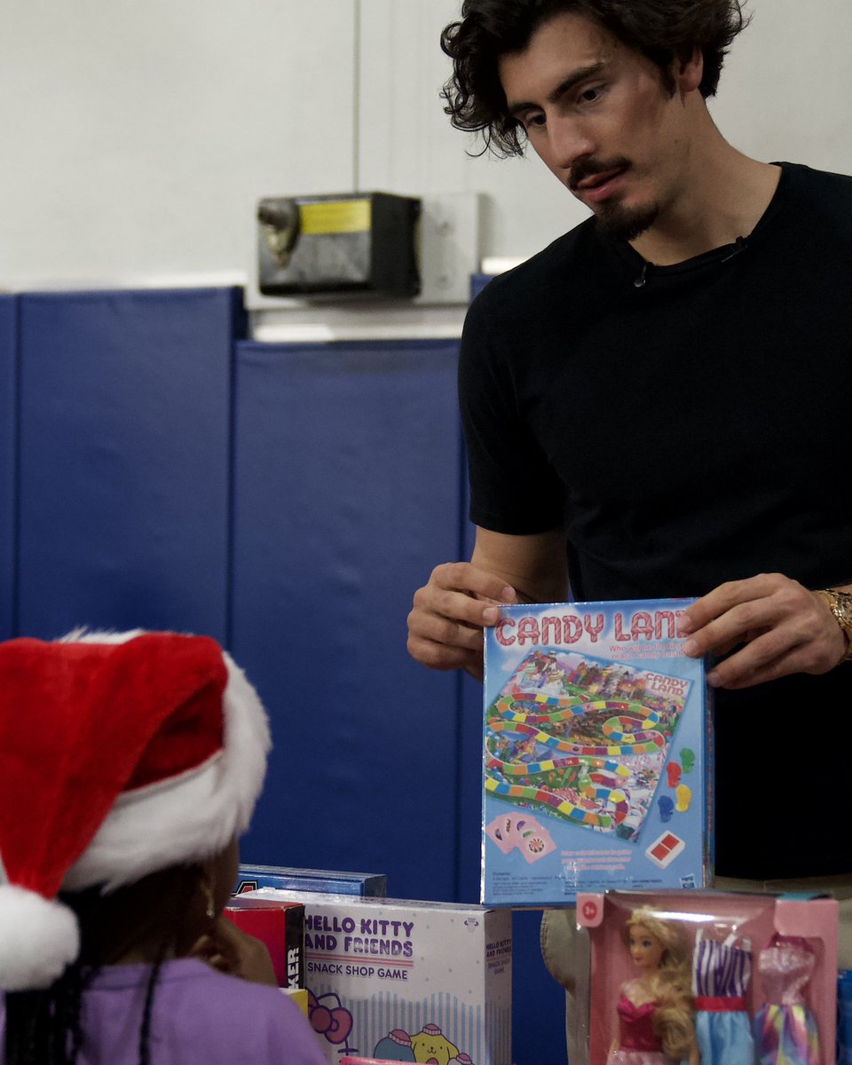 Jaime giving back to the kids this holiday season ❤️🎁