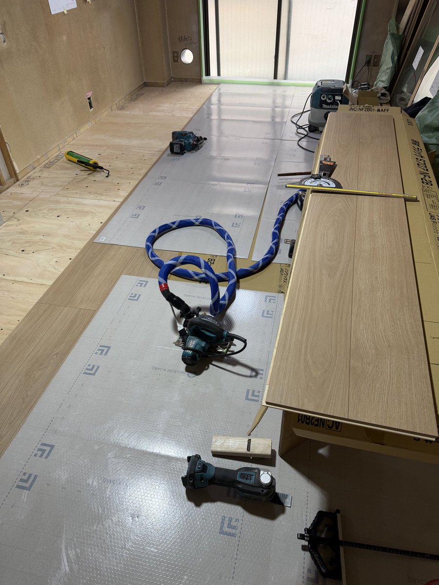 リフォームでフローリング貼り

今朝も寒いっす。