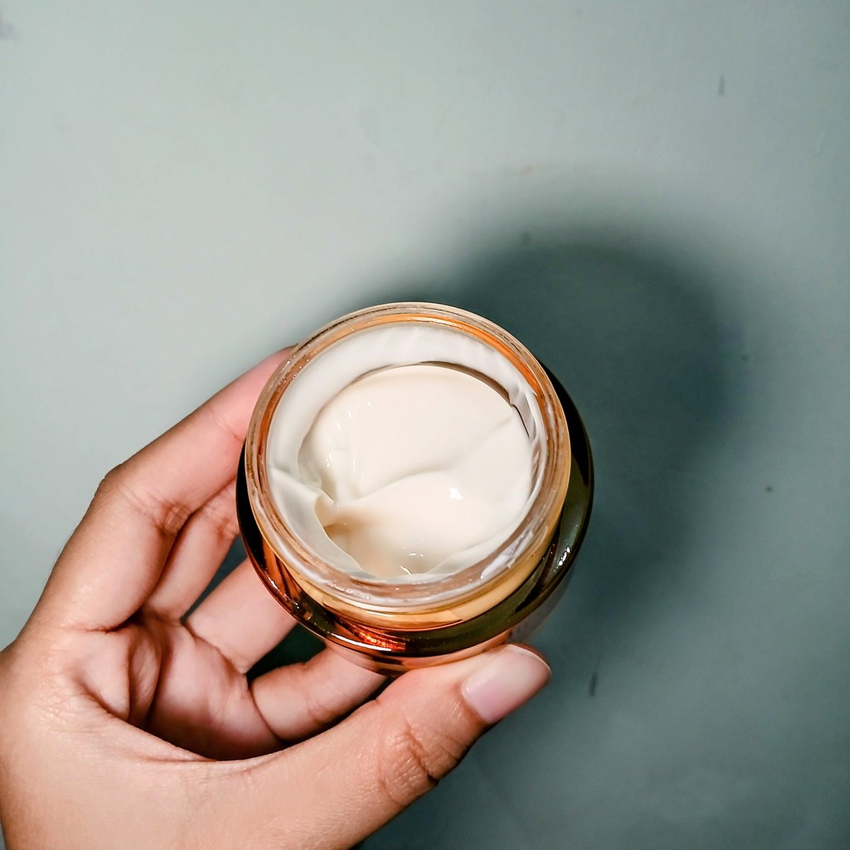 amel_nufus's tweet photo. Dengan Luxury ingredients, Caviar &amp; 24K Gold extract membantu mengencangkan kulit. Teksturnya ringan dan ga berminyak. Langsung menyerap, kulit auto lembab dan sehat, seger gitu rasanya. Bisa dipakai pagi dan malam ya guys https://t.co/n0oYiXls6y