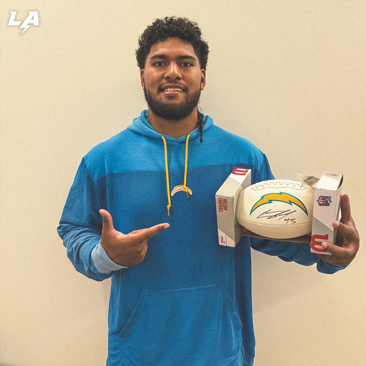 chargers's tweet image. tuli rly wanted u to have this

rt to win and #probowlvote + tuli tuipulotu