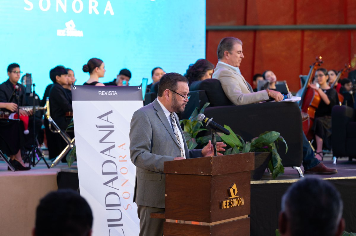 IEESonora's tweet photo. En la presentación de la Revista Ciudadanía Sonora No. 14, el consejero presidente Nery Ruiz Arvizu  (@Neryruiz), destacó que la democracia también se construye con historias: con las que inspiran, transforman y le dan identidad a Sonora.

En su mensaje, reconoció a las y los protagonistas de esta edición —artistas, científicas, académicos, juventudes, comunidades y autoridades municipales— por contribuir a una ciudadanía viva, diversa y consciente.

Subrayó además el compromiso del IEE Sonora por seguir impulsando espacios donde la democracia se viva, se sienta y se reconozca en la voz de quienes la hacen posible.

La edición 14 celebra talento, memoria, participación y futuro.

🔴 Sigue la transmisión en vivo de la revista Ciudadanía Sonora: https://t.co/bySYpppSFo