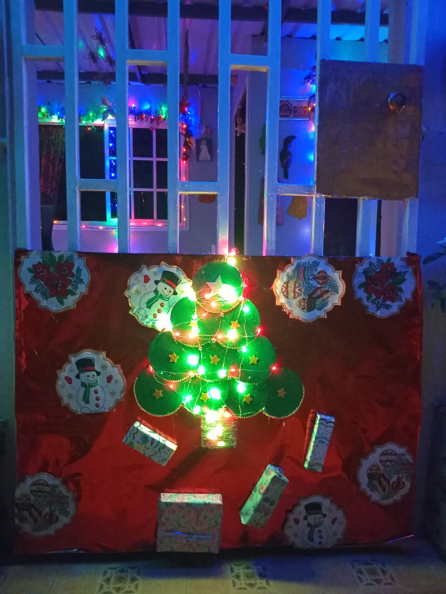 Mi árbolito con cd viejos,reciclados🫠