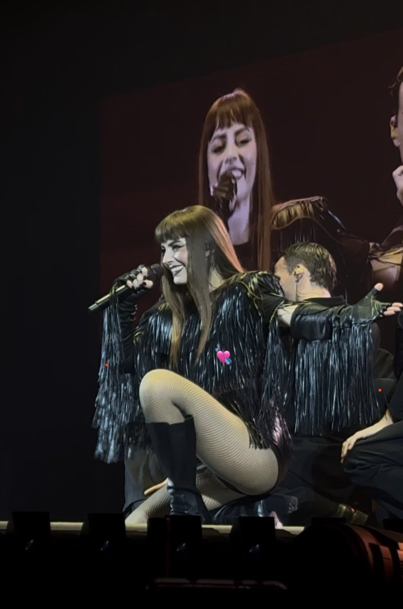 almostaredhead's tweet image. Buonanotte dolce così..
La mia “depressione post concerto” di Firenze ha portato il mio ragazzo a dire ‘okei ti porto a Bologna!’
Stasera vado a letto con un sorrisone gigante, pur sapendo che il mio Ma Io Sono Fuoco tour è finito
Grazie Annalisa per essere sempre così SPECIALE❤️‍🩹