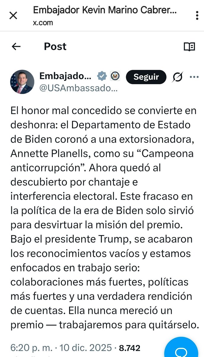 La verdad es que a la Licda Annette Planells le han caído como las 7 plagas egipcias...
Por eso es que yo les digo que, vale más tener criterio propio y no padecer de complejos de rebaño...porque quien se arrastra como gusano, no tiene derecho a protestar, cuando se le pisa!