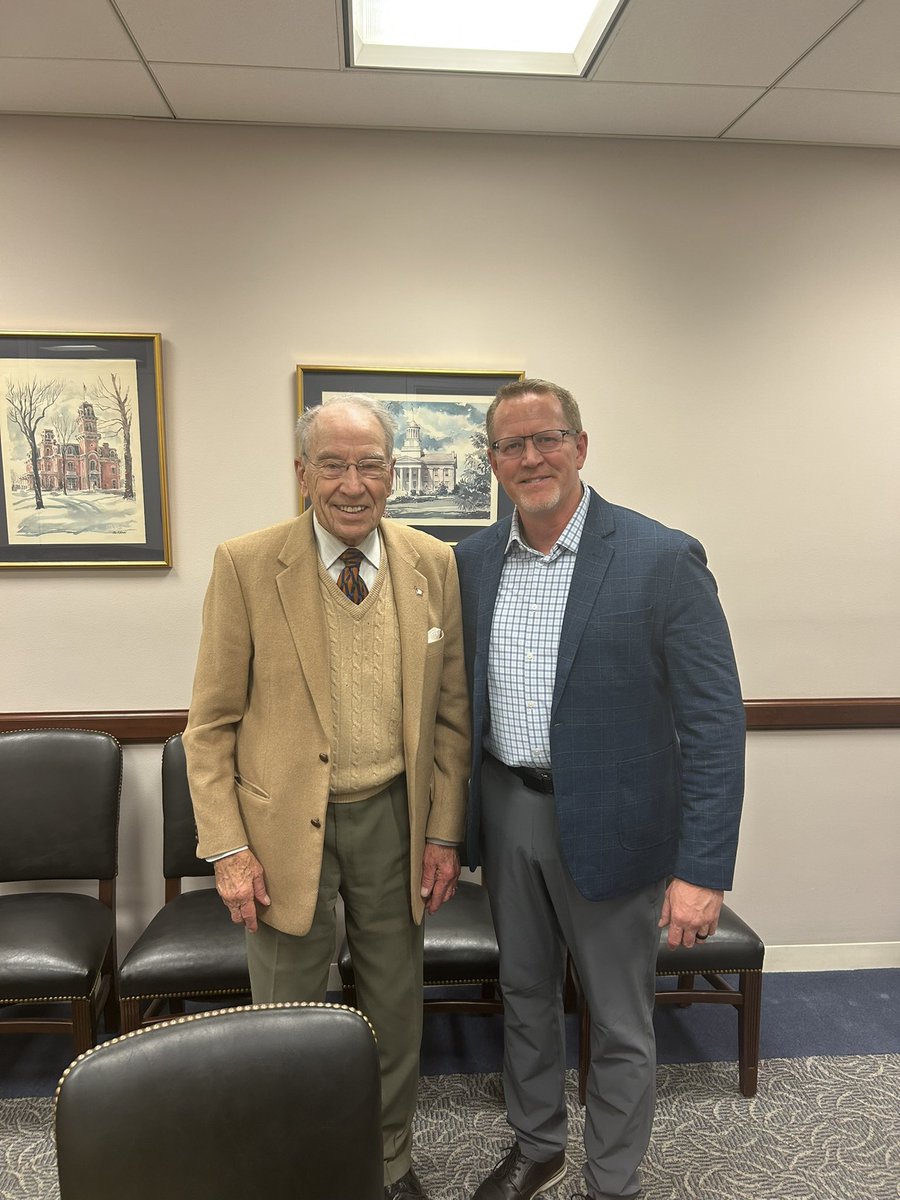 ChuckGrassley's tweet photo. Rob Olsen from W Des Moines &amp; I talked abt edu and farm programs https://t.co/UpFsxW1g1z