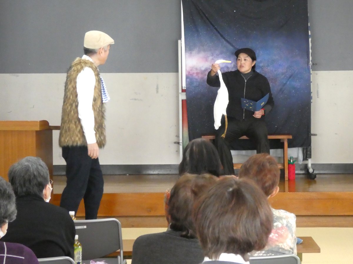 12月９日、猪川地区「今出大学」第5回は「ダンスと朗読劇鑑賞会」。演出・演者はアートプロデューサーズKESENの志田さん、中村さん。落語劇「猫の皿」や朗読劇「銀河鉄道の夜」などを鑑賞。「小道具の演出も素晴らしい、また来てほしい」と、演者との距離が近い素敵な舞台でした。#公民館　#大船渡