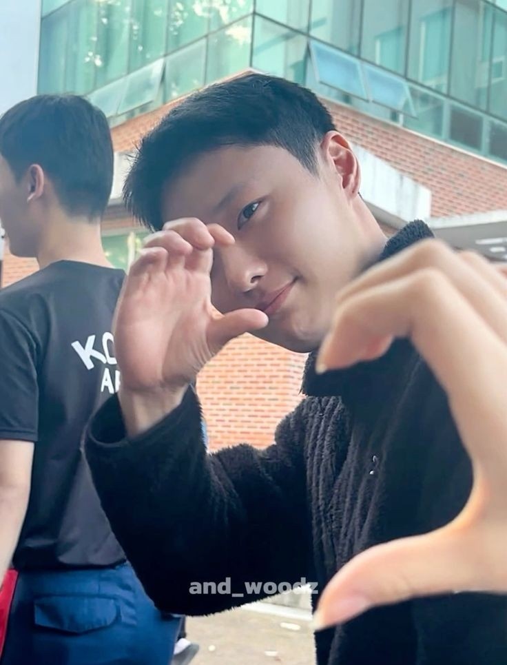 hyosimkm7's tweet photo. 손하트 조승연
   ㄴ 사랑해 오늘도
#WOODZ #우즈 https://t.co/TQYeI8BWlo