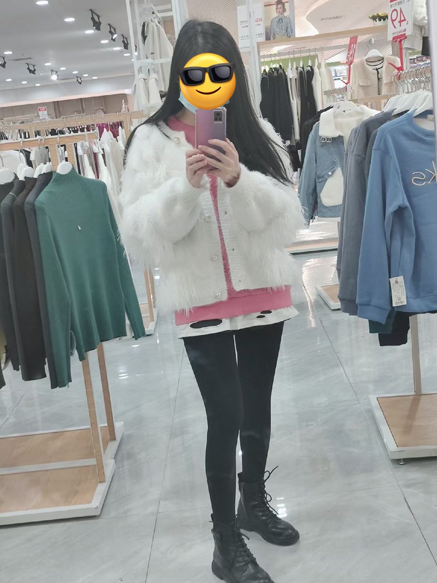 这段日子在攻略这个妞
身材很不错，真人目测有C奶
打码是尊重隐私，懂的都懂
等我捷报😎