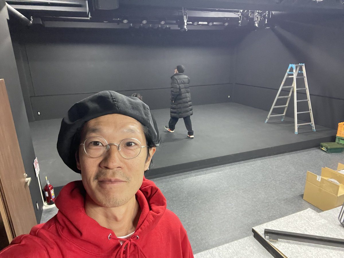 hirotaotsuka's tweet photo. 小屋入りしたよ！！
『サイレントコメディア』

明日開幕🎊
全身全霊の喜劇！！
今の私の限界値！！
是非観に来てください。

【公演の詳細】
https://t.co/bEkuerdFoU https://t.co/zMfg8KGjDt
