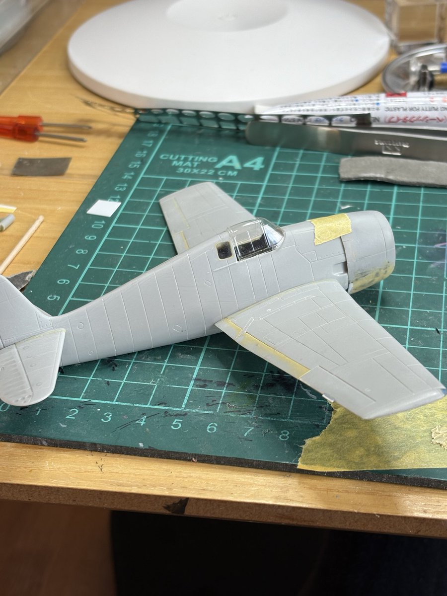qoo_taki's tweet photo. #イタレリ
#タミヤ
#F6F
合わないキャノピーをハセ用のスコードロンのバキュームに交換。
胴体より小さいカウルを胴体の高さに合わせてふくらましてみた。
ヘルキャット感が出てきた。
ペラペラのペラにはパテ盛りしてます。 https://t.co/WALmfekdd9