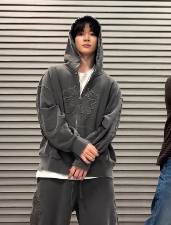 밤왼.zip tweet media
