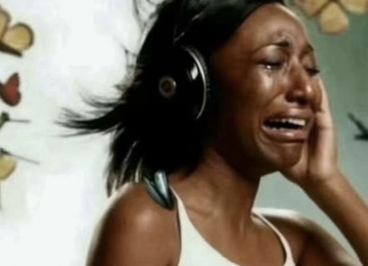 bechmasters's tweet photo. quando eu tô ouvindo uma música e lembro que a pessoa que canta morreu https://t.co/Hzo9CVMutp