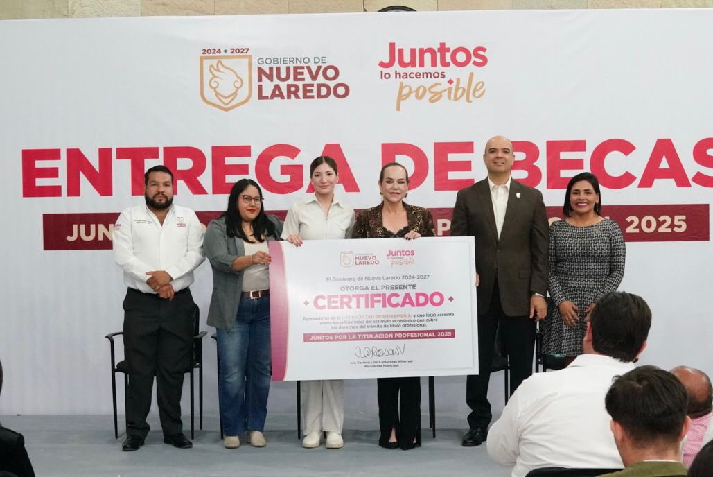 Por tercer año consecutivo entregamos de las #Becas “Juntos por la Titulación Profesional”, un programa nació para respaldar a cientos de jóvenes y adultos que han invertido años de esfuerzo, desvelos y sacrificios en sus estudios. 

Ahora, gracias a esta beca, contarán con su