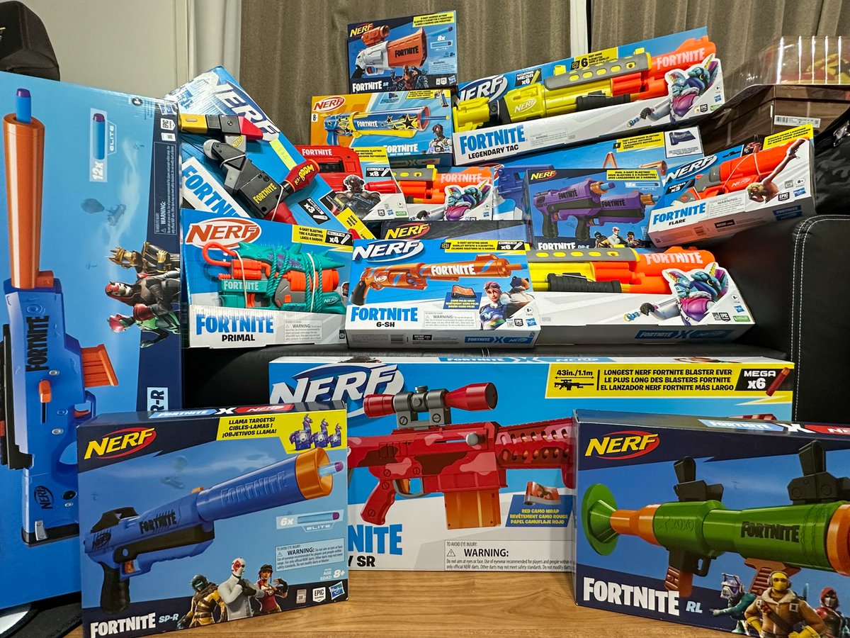 JapanNerf's tweet image. フォートナイトコラボのナーフ・ブラスター大集合！

みんな、この中に持ってるブラスターはある？🔥

これだけ集めて…さて、何をしようとしてると思う？😏

#ナーフ #Nerf #フォートナイト #Fortnite #エピックゲームズ #epicgames #eSports