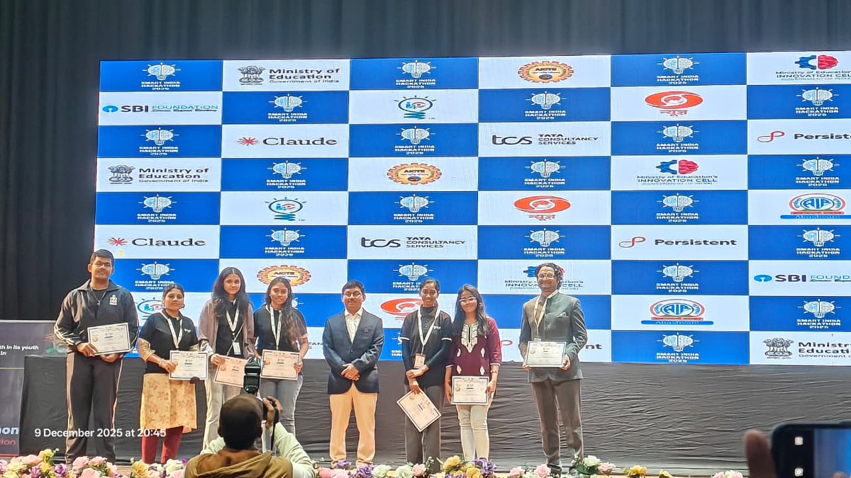 nit_durgapur's tweet photo. SIH 2025 NIT Durgapur Winners #SIH2025 #moeinnovationcell #educationministerofindia #dpradhanbjp #NarendraModi #PMOIndia #AICTE #yogeshbrahmankarsdg https://t.co/PxPzbt8f9z