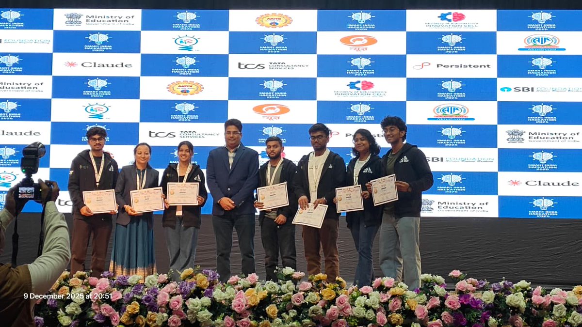 nit_durgapur's tweet photo. SIH 2025 NIT Durgapur Winners #SIH2025 #moeinnovationcell #educationministerofindia #dpradhanbjp #NarendraModi #PMOIndia #AICTE #yogeshbrahmankarsdg https://t.co/gqSRMdS7bz