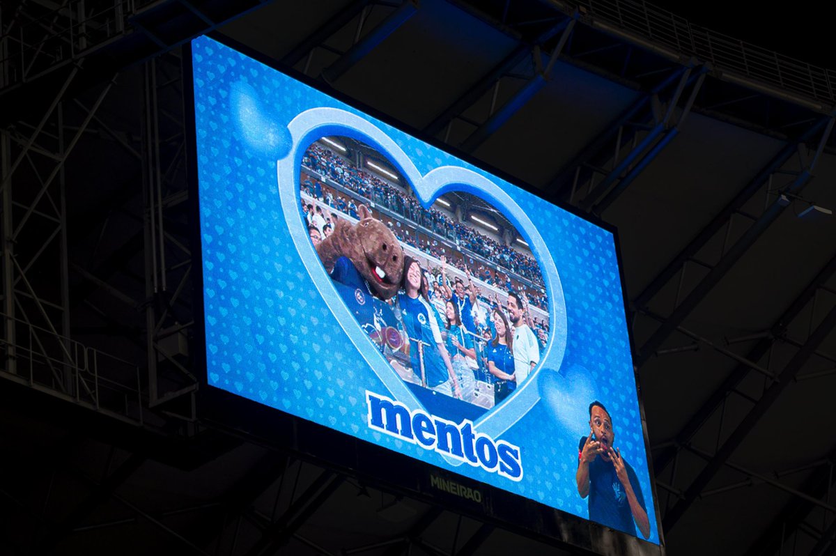 Mineirao's tweet photo. Quando o amor aparece no telão… 
a gente só sente fresh!

Beijo liberado no Gigante, oferecimento @mentosbrasil. 😘💙

#CameraDoBeijo https://t.co/SD3K2jrQ4f