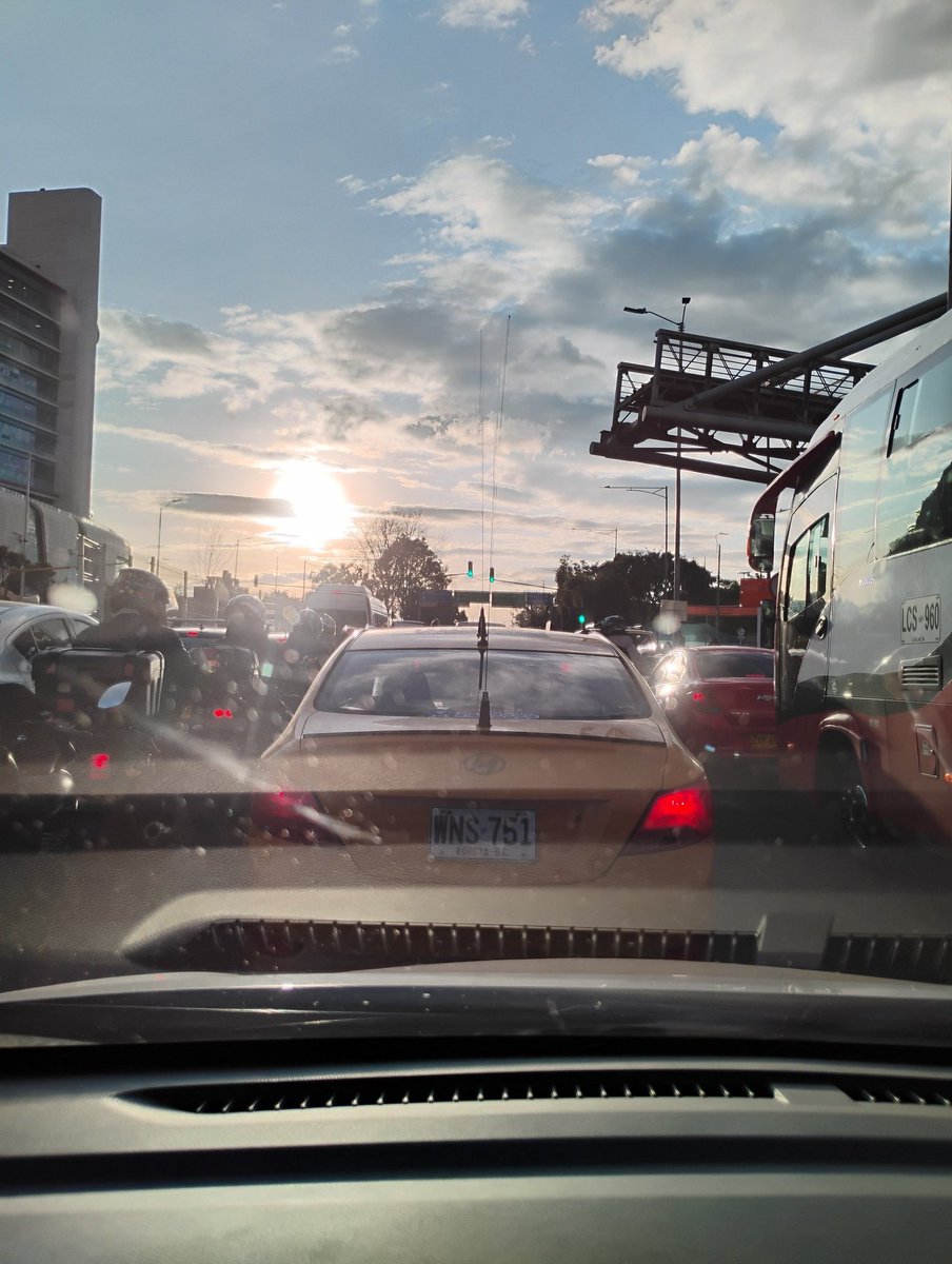 fquiroga33's tweet photo. @CityNoticiasTv El nuevo semáforo peatonal de la Boyaca con 80, Titan Plaza, está generando más trancón, viene uno de norte a sur o viceversa y se encuentra con ese embudo, tapón. El centro comercial debería instalar sus puentes peatonales. @NoticiasCaracol @NoticiasUno @Citytv https://t.co/ZC2AMVecUC