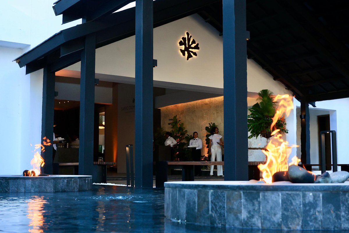 PresidenciaRD's tweet image. El presidente @LuisAbinader junto con el ministro @DavidColladoM, dejó inaugurado el Santo Domingo Bay, un resort inspirado en los corales de Boca Chica.

•Ubicado a 10 minutos del Aeropuerto Las Américas
•350 habitaciones 
•Generará miles de empleos directos e indirectos