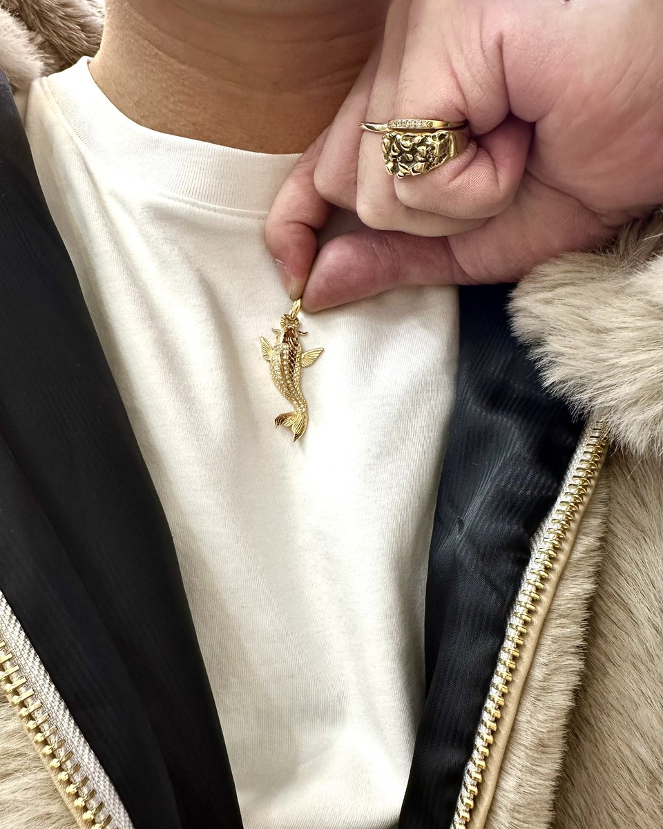 mikamitakuya69's tweet photo. 日本の伝統的な美意識と、現代的なジュエリーの輝きが融合した、18金イエローゴールドの鯉（コイ）ペンダントトップ。
鯉は古来より「立身出世」や「商売繁盛」の象徴として親しまれてきました。力強く泳ぐ姿を精緻に象り、鱗の部分には上質なダイヤモンドを贅沢にあしらっています。 https://t.co/RehLvFiSnW