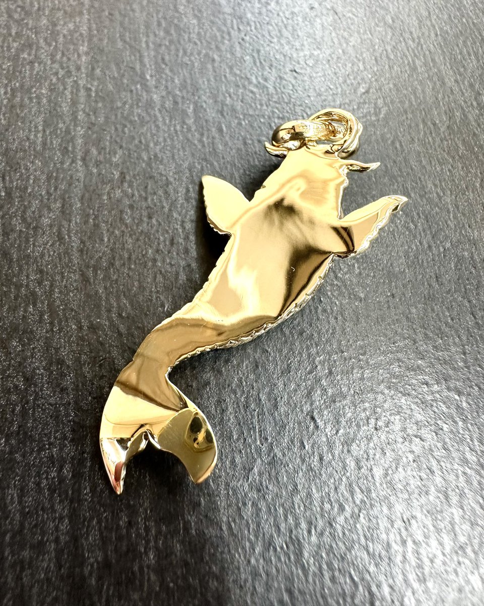 mikamitakuya69's tweet photo. 日本の伝統的な美意識と、現代的なジュエリーの輝きが融合した、18金イエローゴールドの鯉（コイ）ペンダントトップ。
鯉は古来より「立身出世」や「商売繁盛」の象徴として親しまれてきました。力強く泳ぐ姿を精緻に象り、鱗の部分には上質なダイヤモンドを贅沢にあしらっています。 https://t.co/RehLvFiSnW