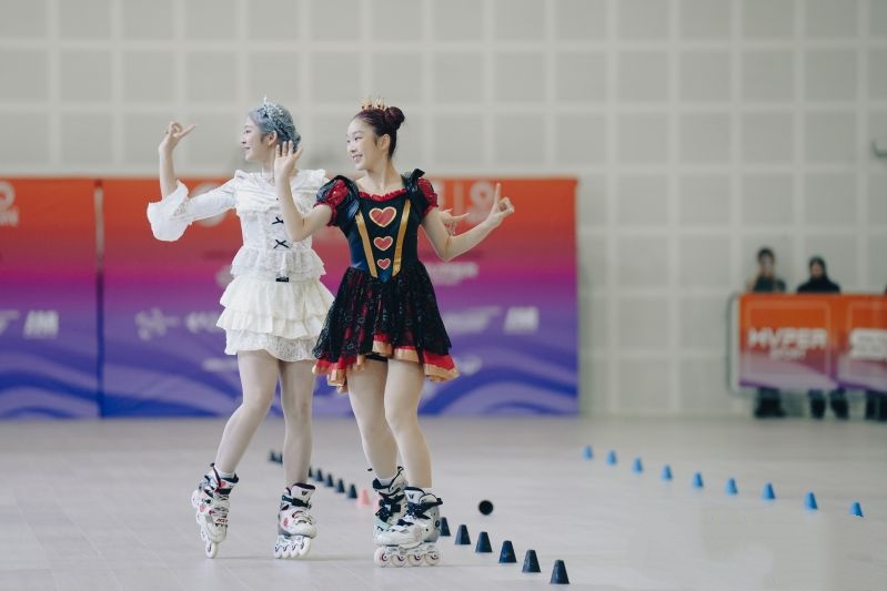 ChangShaDaily's tweet image. The recent Inline #Freestyle #Skating #World #Championship held in #Singapore saw 15-year-old #Changsha ninth-grader Kuang Ningxin claim the silver medal in both the Junior Women’s Freestyle Slalom and Junior Women’s Freestyle Battle events. Teaming up with her partner Wang Anqi,…