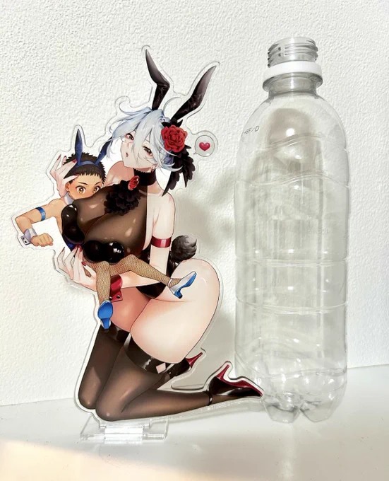冬コミ新刊セットのバニーアクスタ届きました! 印刷きれい!高さ約19cmなので大きい!めちゃくちゃ良い感じです! (写真2枚目はサイズ比較のために500mlペットボトル置いてます)