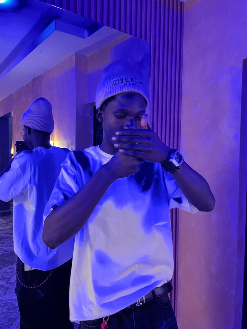 Zillionsmog's tweet image. Big 19 🎉 Stepping in with grace, growth, and a lil’ bit of cruise 😎 More life, more wins, and pure vibes only. Bless up for the journey so far! 🫶🏽 HBD #Chapter19