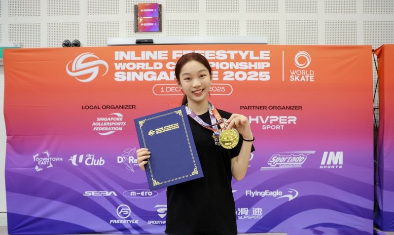 ChangShaDaily's tweet image. The recent Inline #Freestyle #Skating #World #Championship held in #Singapore saw 15-year-old #Changsha ninth-grader Kuang Ningxin claim the silver medal in both the Junior Women’s Freestyle Slalom and Junior Women’s Freestyle Battle events. Teaming up with her partner Wang Anqi,…
