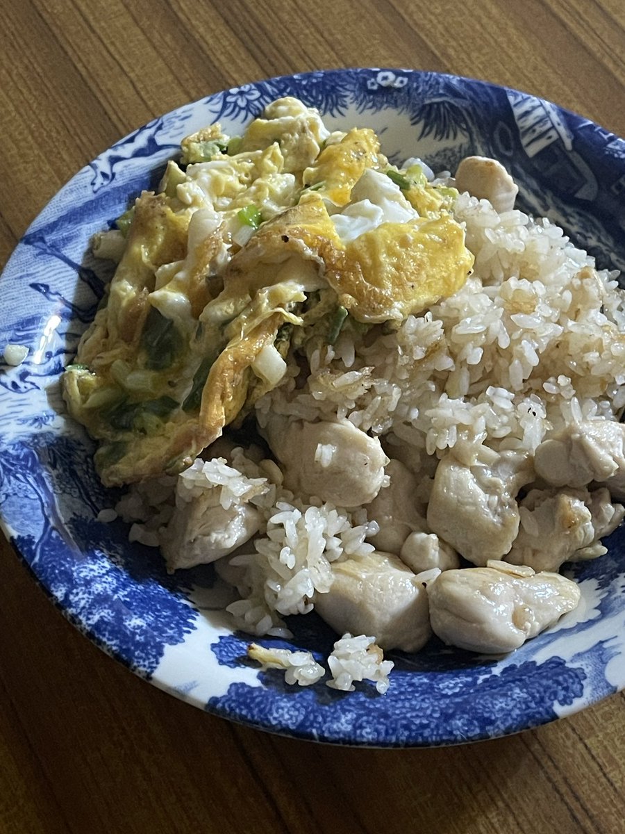 yenmingwu's tweet photo. 不想動腦
有什麼加什麼
有熟有鹹有香
先餵飽自己再說 https://t.co/flcWwdwTT6