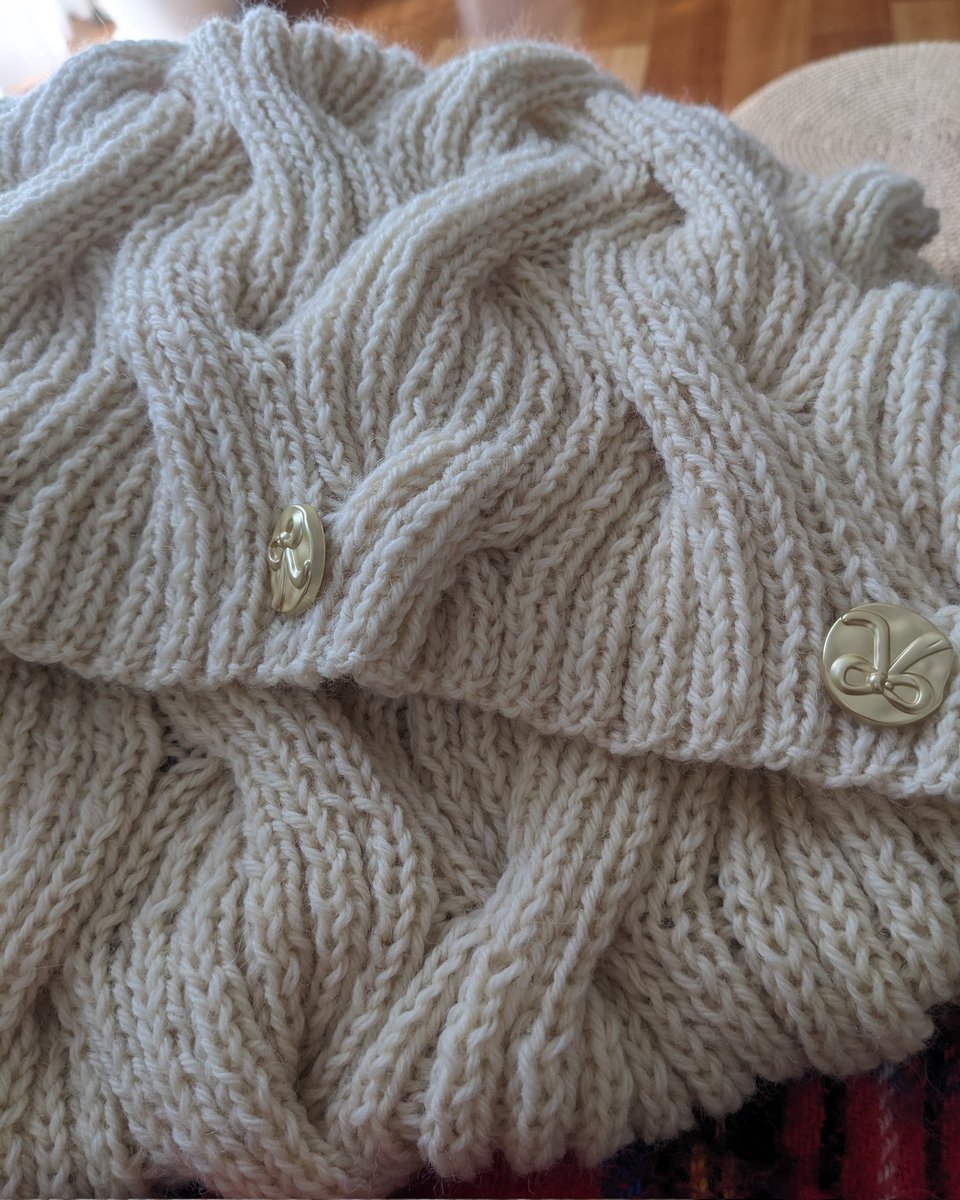 クッションできました〜。すごいボリューム感！裏面はボタンにしたら編地が浮いてしまってうまく収まらなかったので100キンのカラーコードで仮止め。ちょっと置いて考え中。