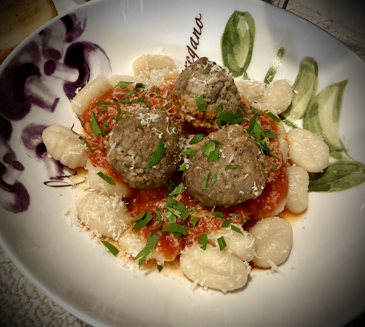 mlzema's tweet photo. #TwitterSupperClub
#PastaWednesday!

Potato Gnocchi w/Marinara Sauce, Grated Parmigiano Reggiano Cheese &amp; Chopped Italian Parsley 
Angus Meatballs 
Antipasto Salad &amp; Garlic Toast
Cabernet Sauvignon #Wine https://t.co/0gKunXsQkS