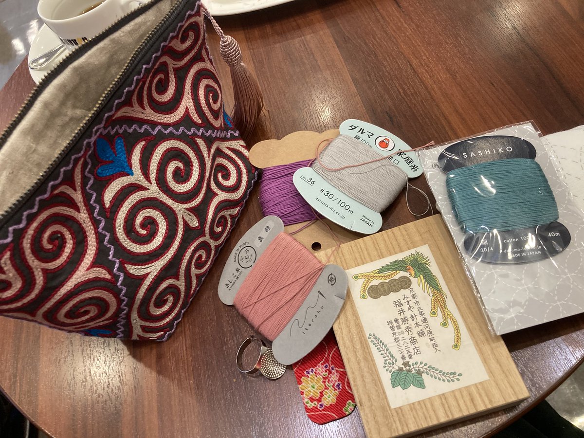 suzukihanayuko's tweet photo. 今朝から断水で避難。お裁縫セット。#runta で買ったカザフの大好きなポーチ、みすや針さんの木の小箱に針、刺し子布、糸はダルマさん、小樽の染め糸さん、京都　#itoroku2525 さんの。みすやさんはいつもお針の真ん中に。糸切り鋏もみすやさん。
#刺し子　#みすや針　#糸六　#runta 
#カザフ刺繍 https://t.co/wqRdImp9Ay