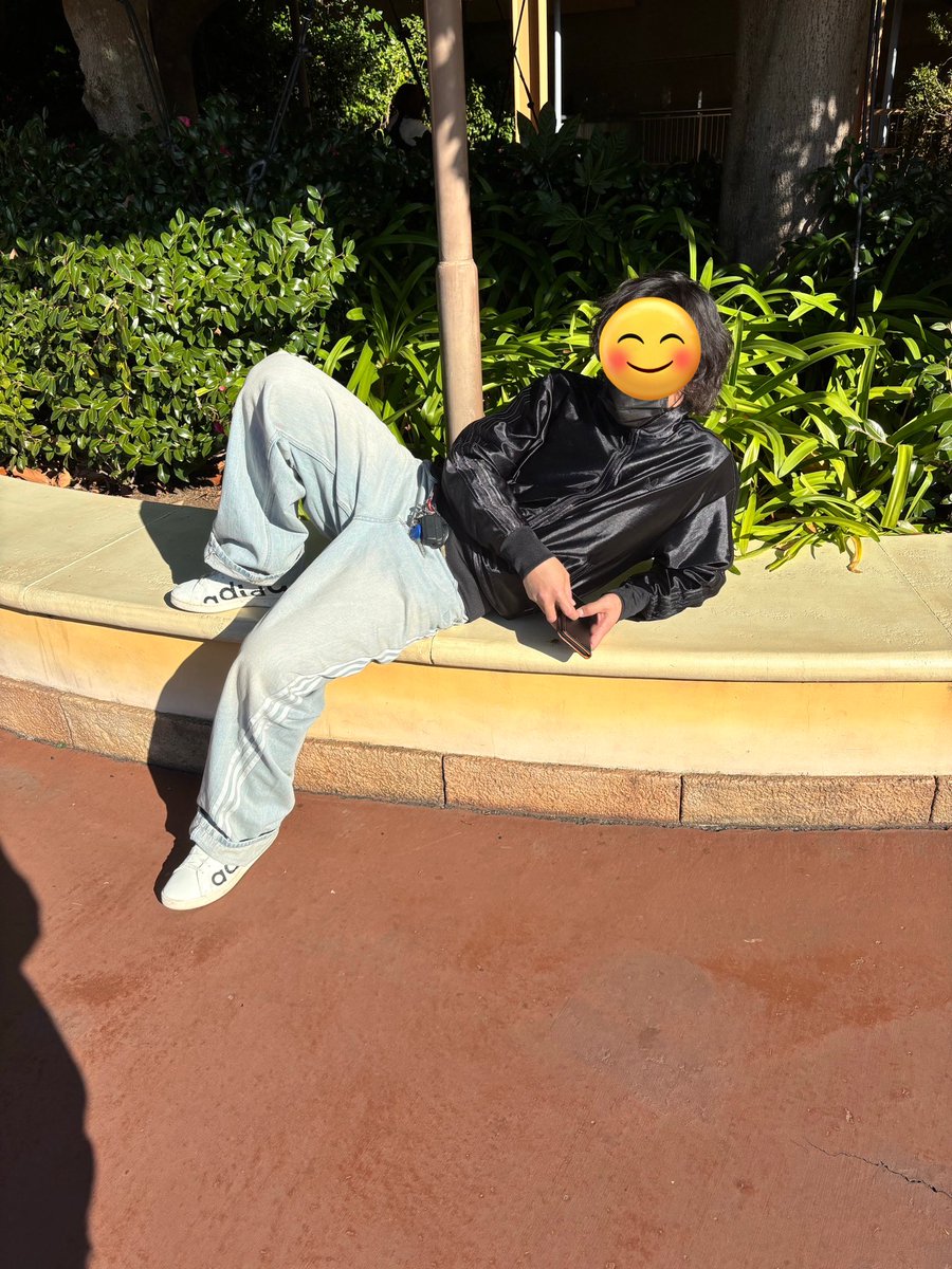 syn65132297's tweet photo. 12月10日
諸事情で なかなか都合合わなかったけど、時間帯も無理して合わせてもらい、やっと行けた！
髭さん、みーよー、あおまる、真丸
ネズミーシー！
楽しかった！

いつも誘ってくれて、遊んでくれて ありがとう😊

＊4枚目、髭、みーよー組が遅刻してて不貞腐れ待ち真丸 https://t.co/MNRzn4wQWr