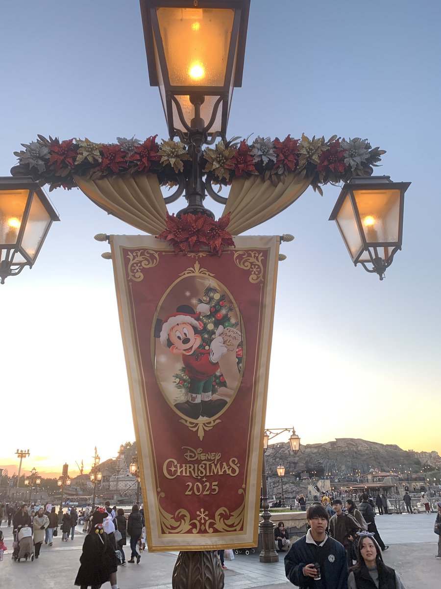 syn65132297's tweet photo. 12月10日
諸事情で なかなか都合合わなかったけど、時間帯も無理して合わせてもらい、やっと行けた！
髭さん、みーよー、あおまる、真丸
ネズミーシー！
楽しかった！

いつも誘ってくれて、遊んでくれて ありがとう😊

＊4枚目、髭、みーよー組が遅刻してて不貞腐れ待ち真丸 https://t.co/MNRzn4wQWr