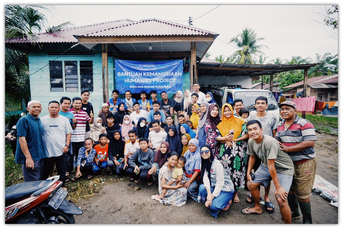 aniesbaswedan's tweet image. Selepas dari Aceh Tamiang, bersama tim @humaniesproject meneruskan bantuan kemanusiaan ke daerah Tanjung Pura, Kab. Langkat, Sumatera Utara. Menyampaikan salam dan doa dari teman2 yg telah ikut berdonasi. Disambut dengan rasa syukur dan kehangatan.