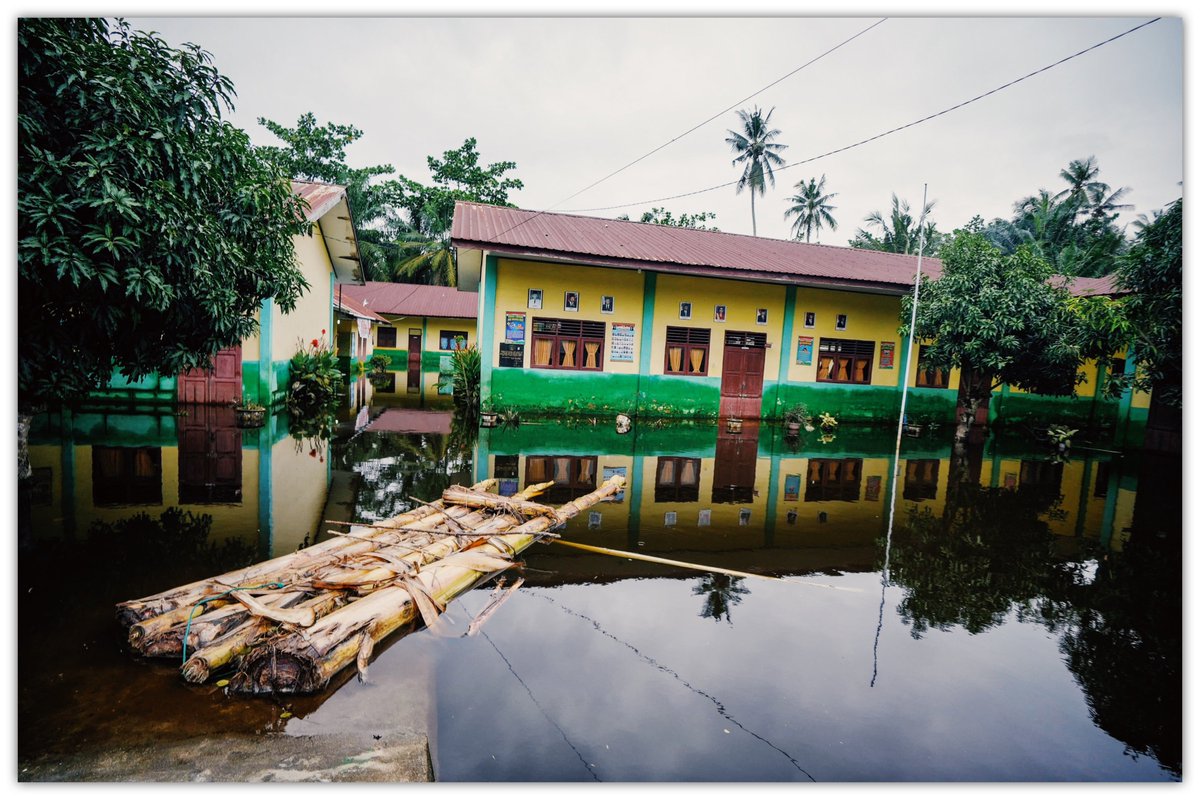 aniesbaswedan's tweet image. Selepas dari Aceh Tamiang, bersama tim @humaniesproject meneruskan bantuan kemanusiaan ke daerah Tanjung Pura, Kab. Langkat, Sumatera Utara. Menyampaikan salam dan doa dari teman2 yg telah ikut berdonasi. Disambut dengan rasa syukur dan kehangatan.
