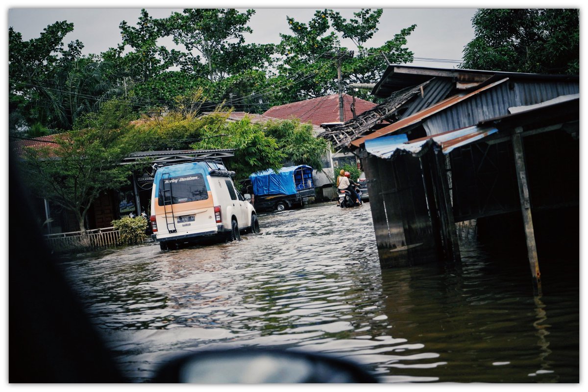 aniesbaswedan's tweet image. Selepas dari Aceh Tamiang, bersama tim @humaniesproject meneruskan bantuan kemanusiaan ke daerah Tanjung Pura, Kab. Langkat, Sumatera Utara. Menyampaikan salam dan doa dari teman2 yg telah ikut berdonasi. Disambut dengan rasa syukur dan kehangatan.