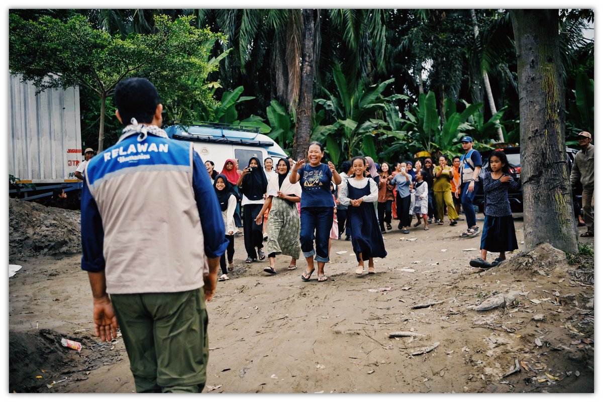 aniesbaswedan's tweet image. Selepas dari Aceh Tamiang, bersama tim @humaniesproject meneruskan bantuan kemanusiaan ke daerah Tanjung Pura, Kab. Langkat, Sumatera Utara. Menyampaikan salam dan doa dari teman2 yg telah ikut berdonasi. Disambut dengan rasa syukur dan kehangatan.