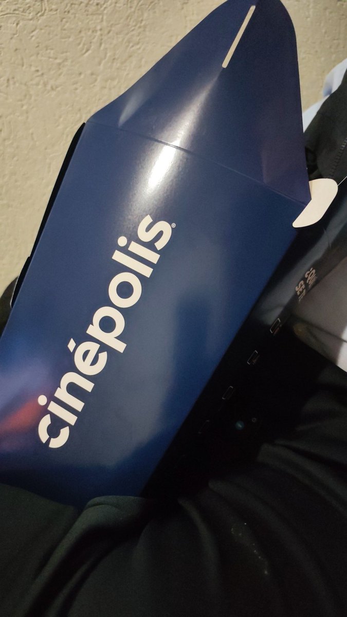 ColmenaHyE's tweet photo. @Cinepolis nos compramos una #palomitascinepolis #ConNachos pero para mí sorpresa (ay aja) no traía #NiUnNacho @Papas_Sabritas , ni para reclamar porque nunca nos hacen caso y además fueron para llevar y me cobraron $131!! @Profeco a los clientes nos engañan! #QPM https://t.co/apZSvyWbJt