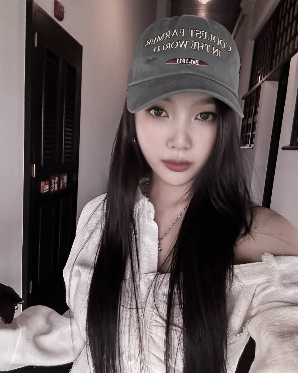 Me: tries to look effortless.
Also me: checks camera every 0.3 seconds.