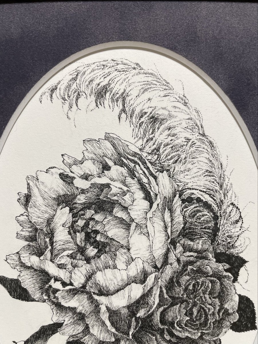 おはようございます。
本日4日目。

画像は出展作品「芍薬と薔薇とダチョウの羽根」(部分)です。
紙はウォーターフォードを使いました。
水彩の滲みが美しい紙ですが、ゲルインクを乗せるとペン先の角度により、かなり繊細な線がひける気がします。

よろしくお願いいたします。