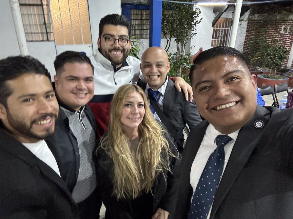 Este lunes se instaló el nuevo Comité del PAN Coyoacán 2025–2028. Me honra compartir esta gestión al lado de grandes hombres y mujeres, algunos compañeros de generación, y otros de gran trayectoria y experiencia.

¡Vamos con todo por un PAN más fuerte en Coyoacán! 💙🤍