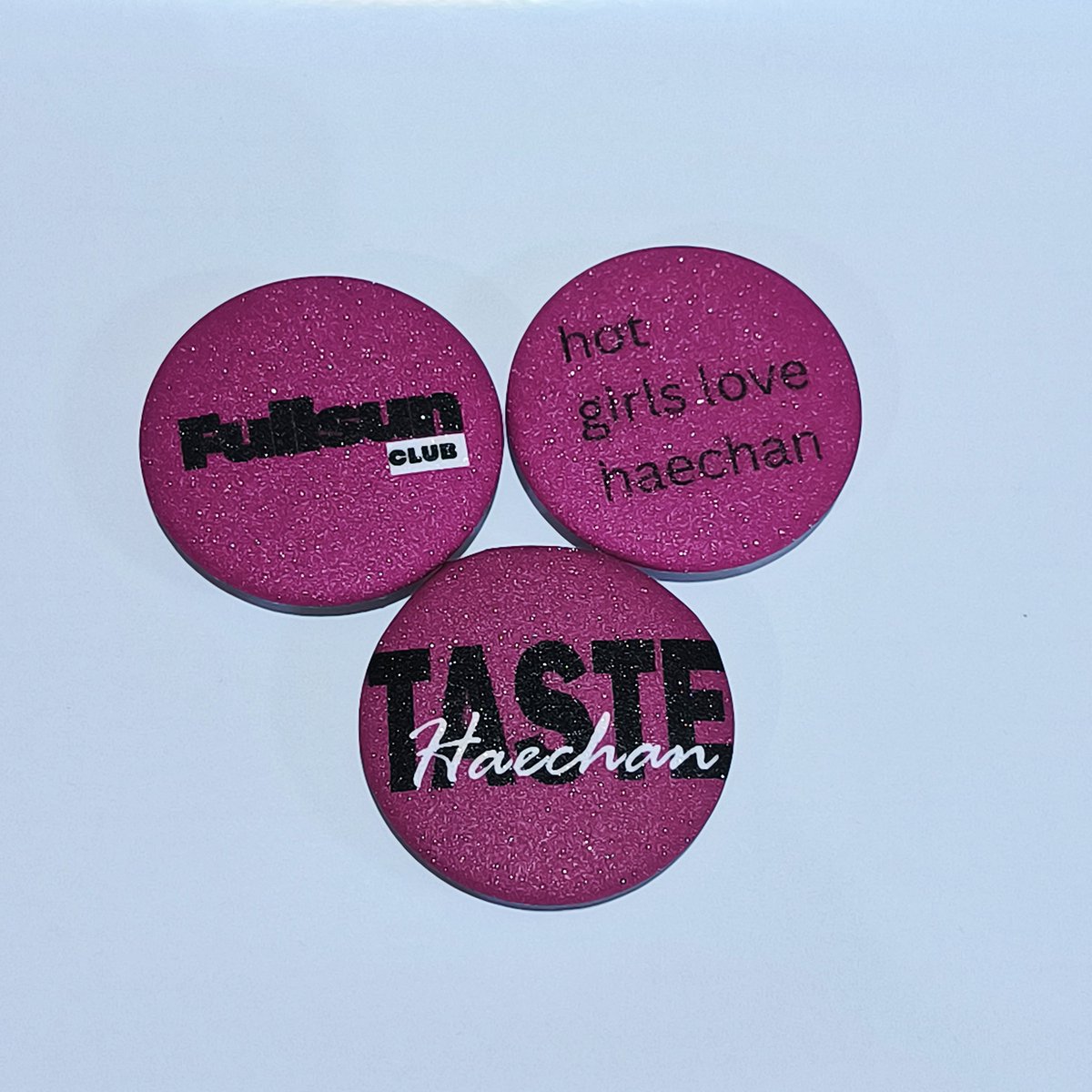 FancystuffI's tweet image. Wts Pin Button Glitter 
Haechan ver 1 set isi 3pcs
Ukuran 44mm (4,4cm)
Harga 10k
Waterproof 
s.shopee.co.id/8KiN01Zmlq