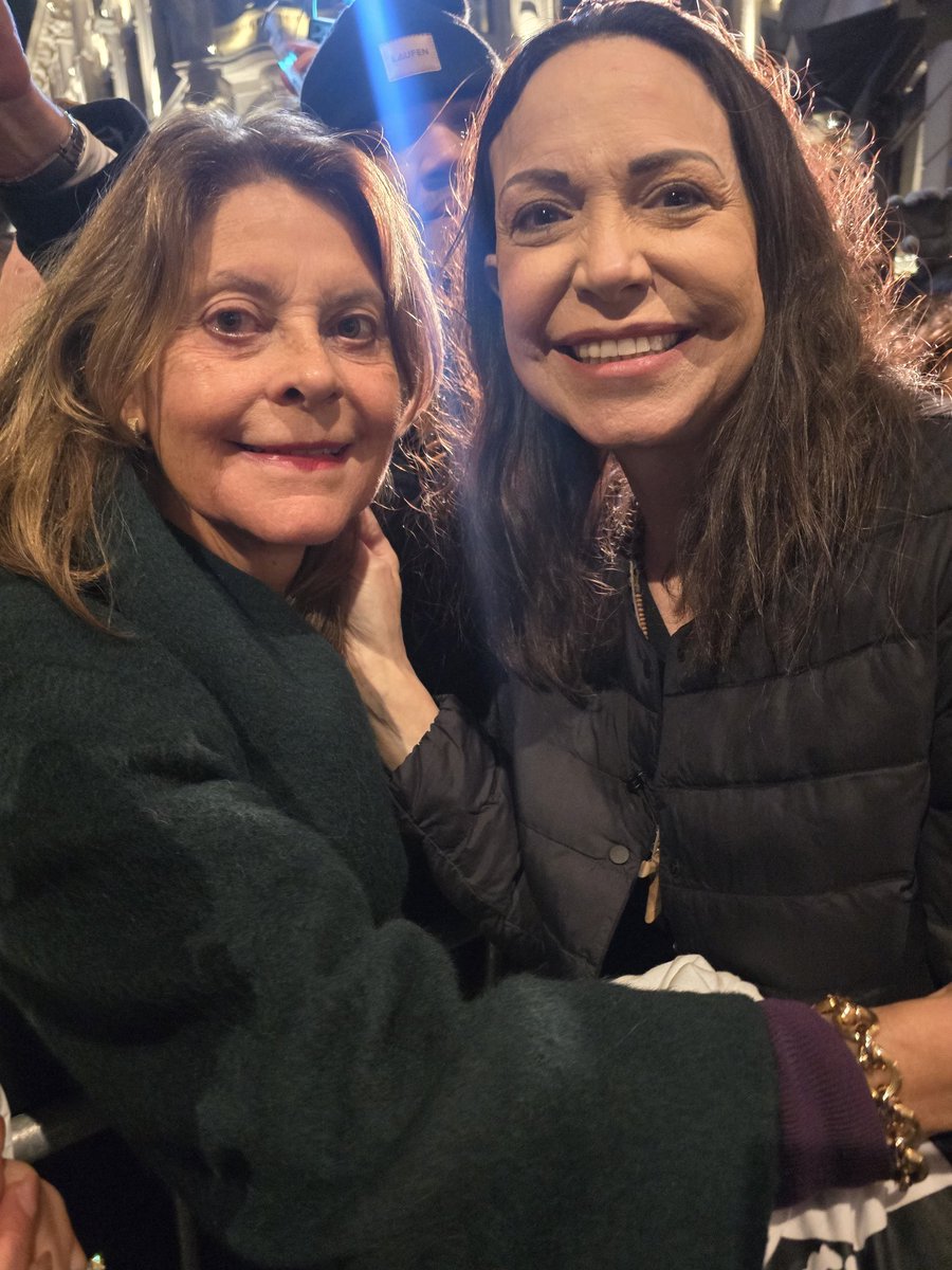 mluciaramirez's tweet photo. Qué emoción tan grande verla, abrazarla, saberla segura , saberla con sus seres queridos y firme, como siempre en la defensa de los valores democráticos y la integridad. https://t.co/rWODLhHIKi