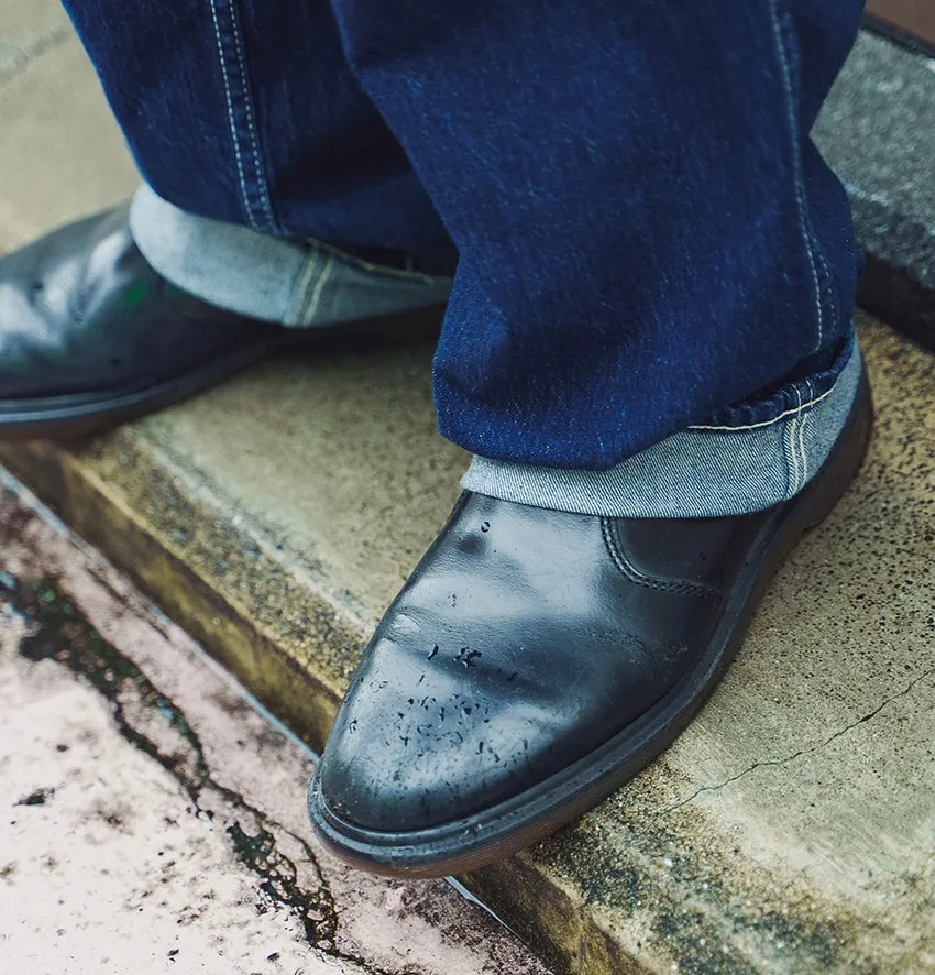 カバーオールとパンツ、どちらもタフなデニムセットアップ。
こんなワークな着こなしの足元には断然ブーツが似合う。
デニム以外の小物やインナーは黒で統一。

街に馴染むよう洗練度を高めて、ラギッドな装いをアップグレード。
▶︎oceans.tokyo.jp/article/detail…